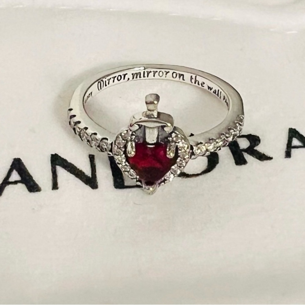 Disney Villains Evil Queen Ring
Size:7